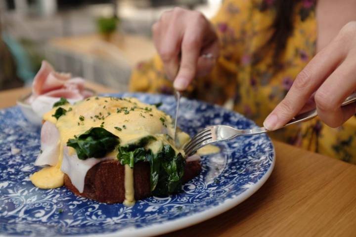 'Classic Eggs Benedict': huevos poché, pan brioche, jamón dulce, espinacas salteadas y salsa holandesa, con salmón. Foto: Hugo Palotto.