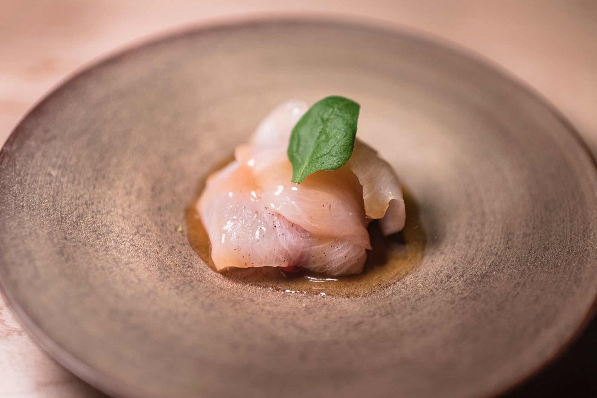Hamachi ahumado esencia de tomate y yuzu.