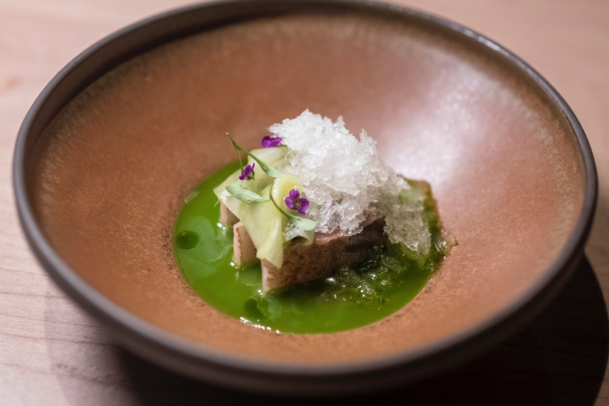Caballa aburi y dashi de tomate.