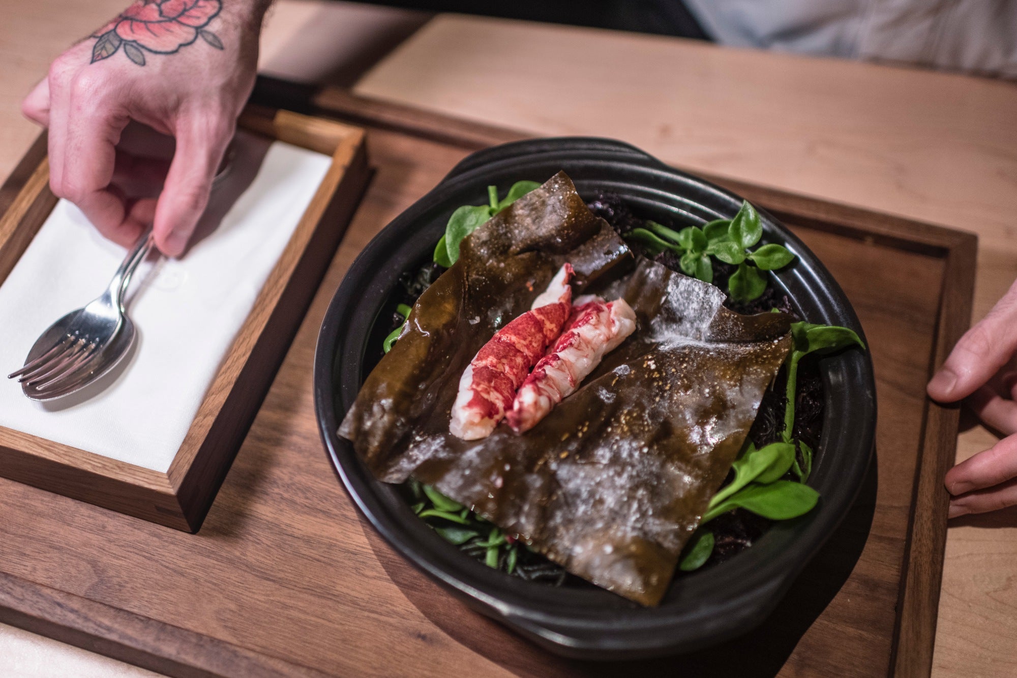 El bogavante se cura con la técnica Kombujime, en alga kombu.