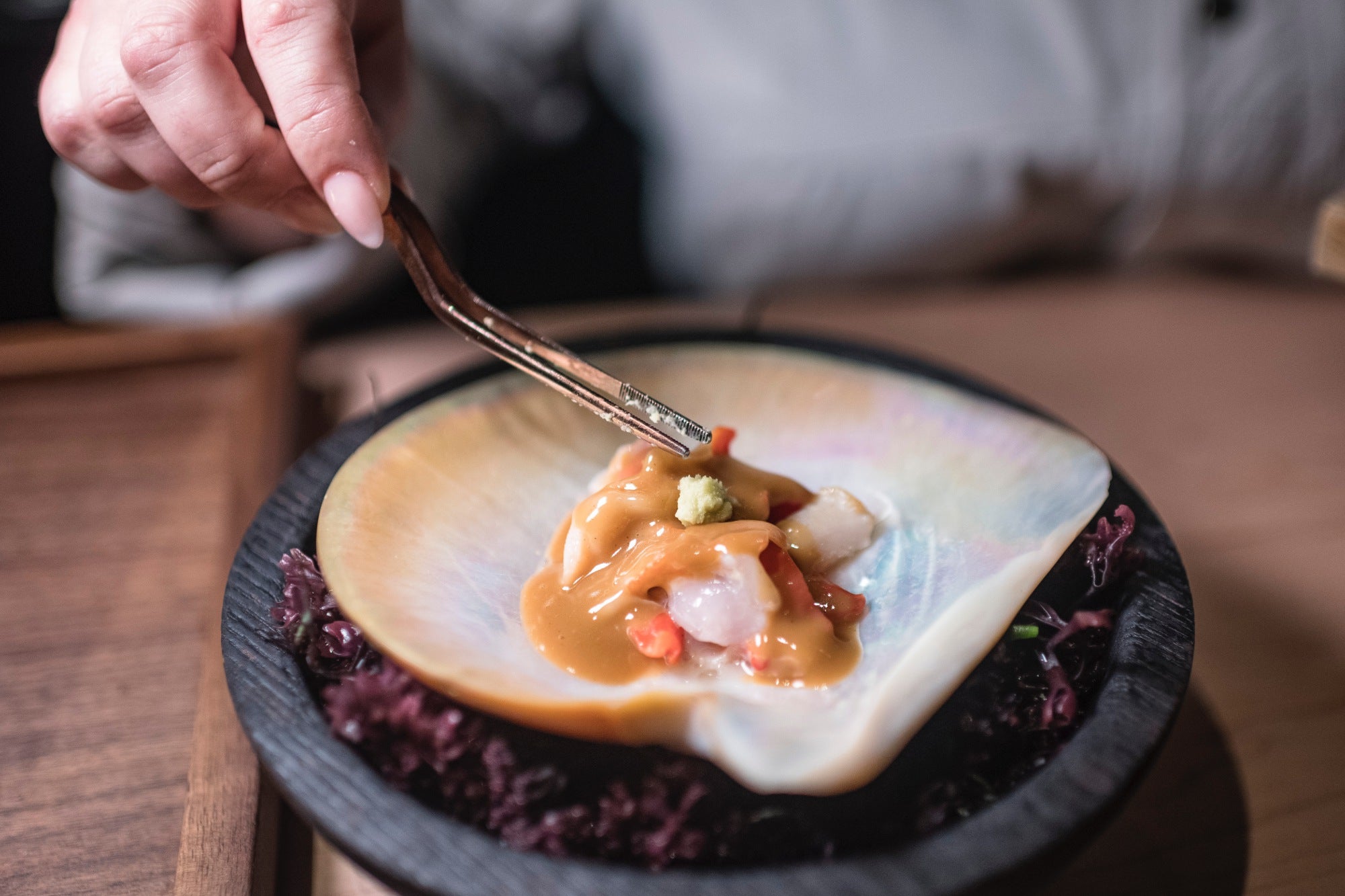 Concha fina a la brasa , beurre blanc de salsa de tosazu y wasabi fresco.