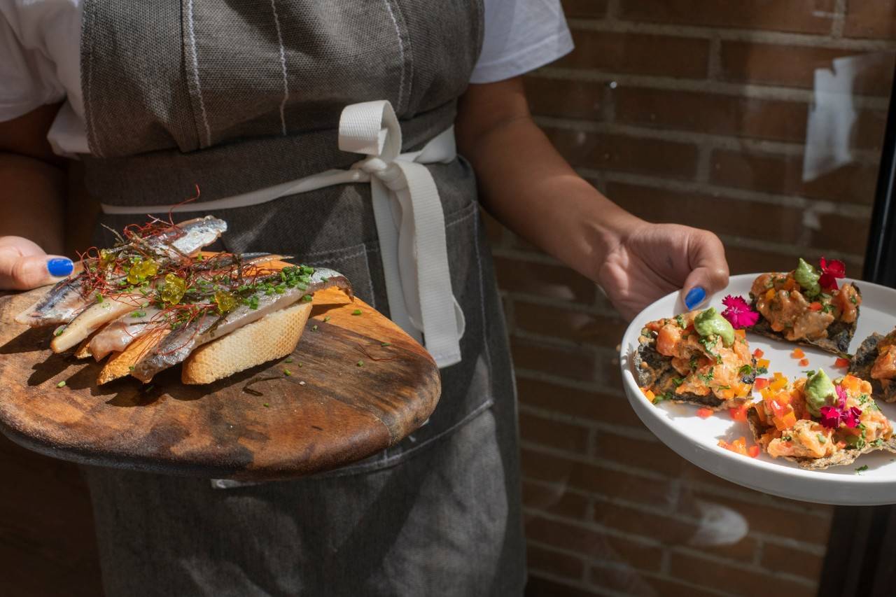 Barras escondidas, platos de muy lejos y vermut de grifo: a qué saben los barrios de Madrid