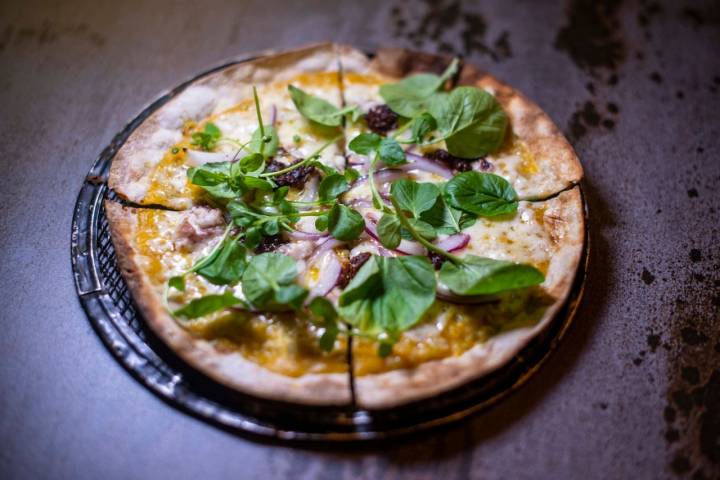 Pizza de anguila, mango y albahaca de pan ultrafino.