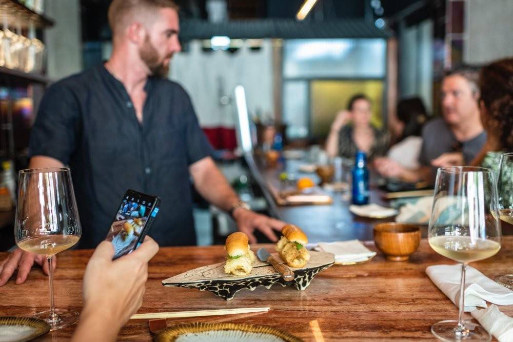 Torreznos, calamares y rabo de toro en una 'izakaya' muy cañí