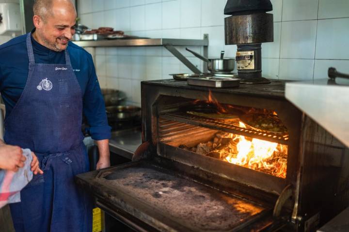 Las brasas, el corazón de la taberna.