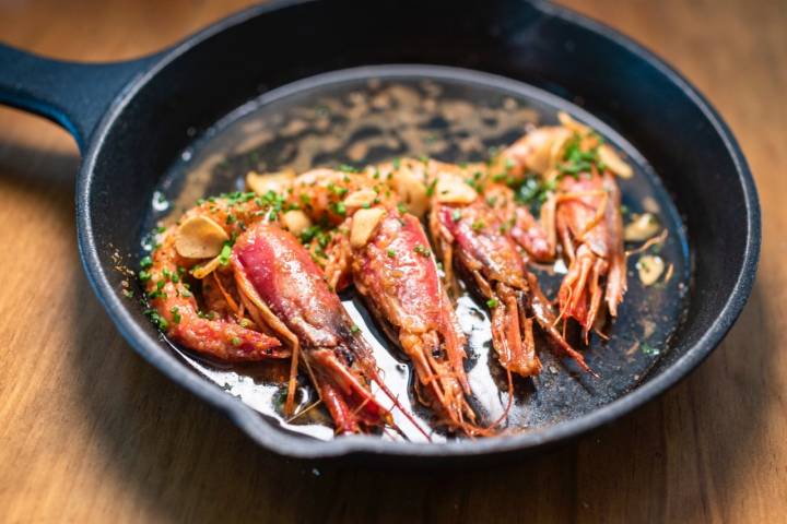 Gambas rojas al ajillo poco hechas.