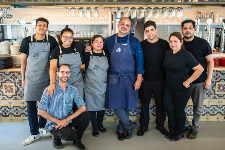 Javier Goya junto a su equipo.