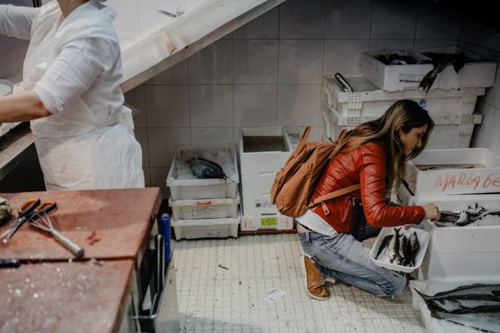 Lucía entra hasta el fondo de las pescaderías, en el Mercado de Abastos.