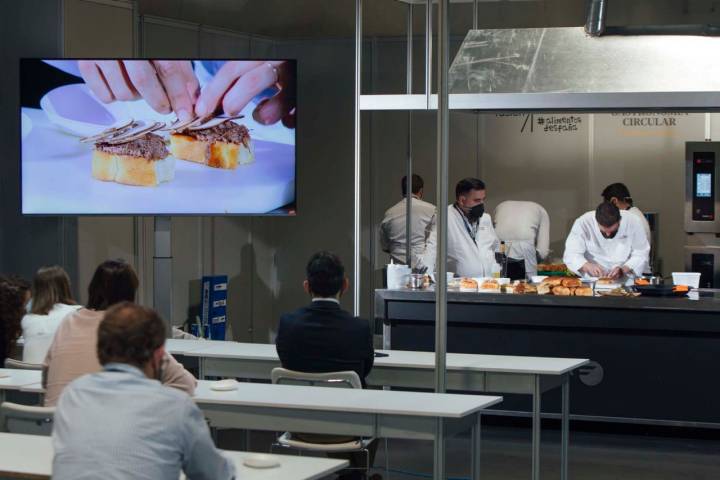 Javier durante la preparación de su tapa de carrillera de ternera.