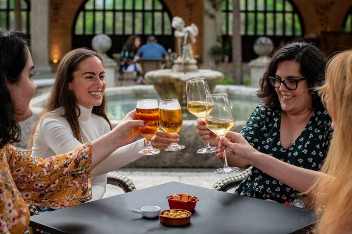Un brindis que celebra la apertura de esta terraza de lujo.