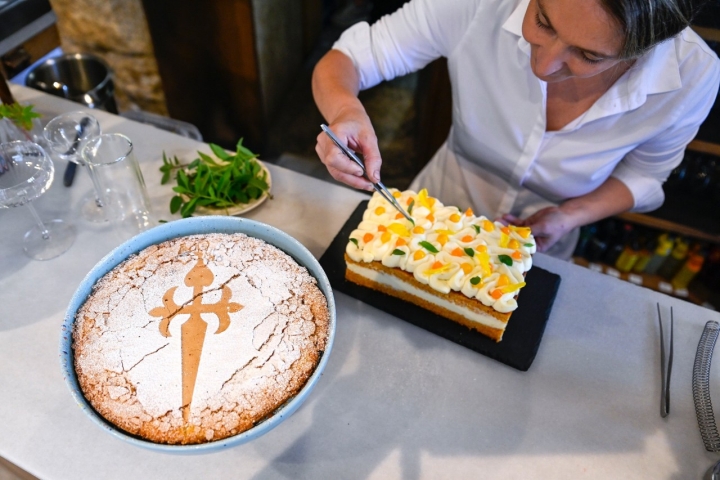 La chef emplatando una de sus tartas.