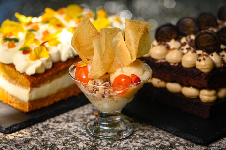 Un dulce placer: tartas y copa de helado.