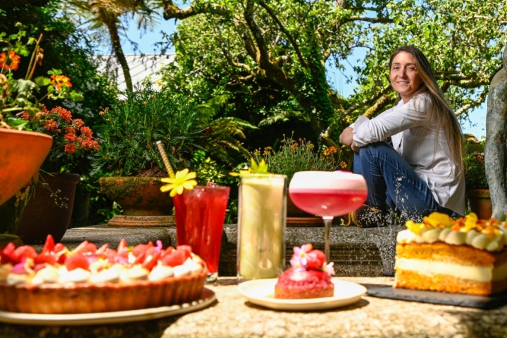 Lucía Freitas posa en la fuente con varios de sus postres.
