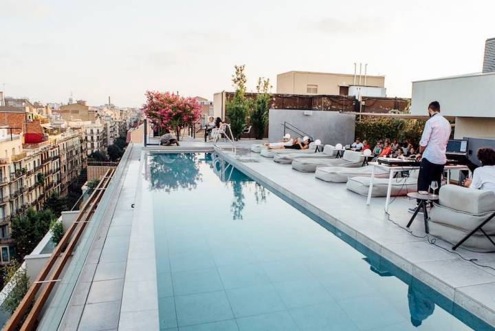 Piscina infinity en los tejados de Barcelona.