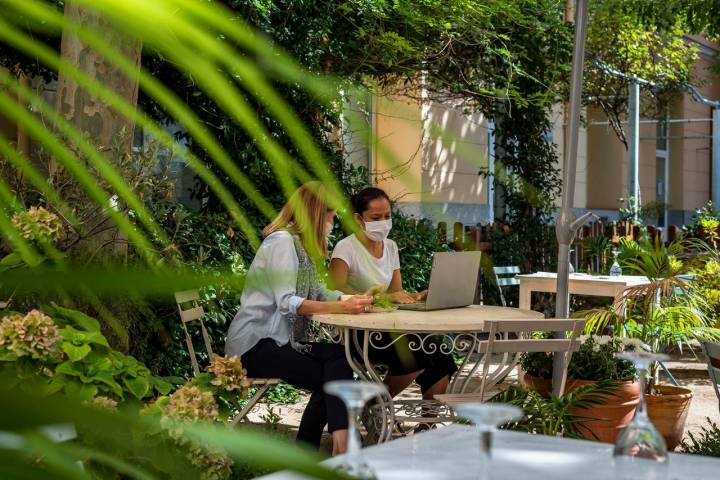 Dos mujeres trabajan en el Café Bistrot del’Institut Français.