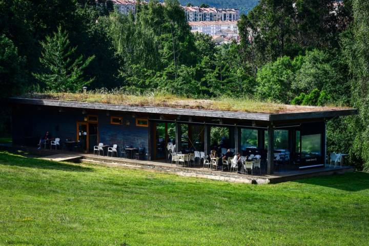  El 'Café Granell' es un edificio moderno con terraza cubierta. 