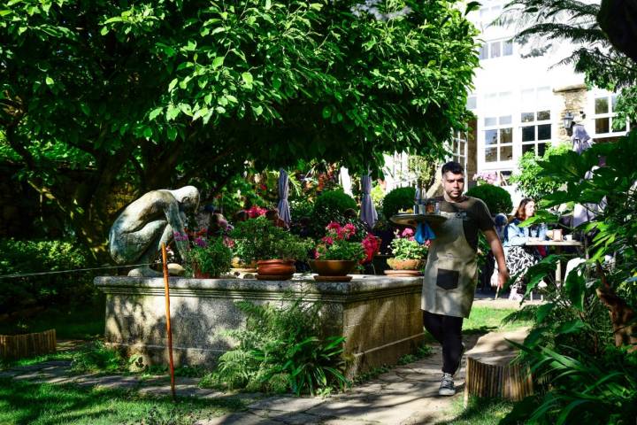 Una fuente refresca permanentemente al ambiente.