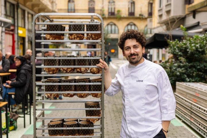 Dani Luque, junto a sus panettones.