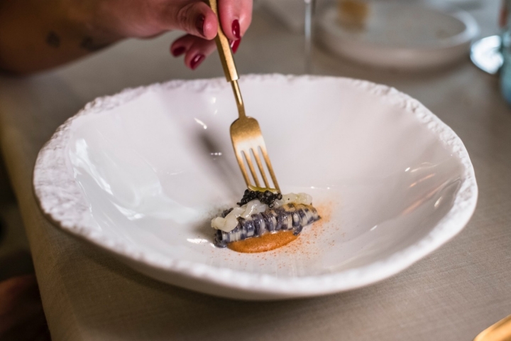 Tagliolini bicolor con toffee de coliflor, tartar de vieiras, limón confitado y caviar. 