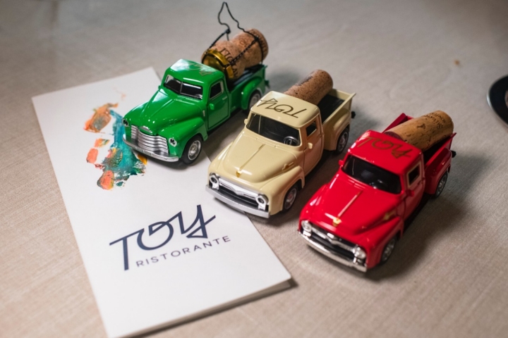 La carta está pintada a mano y varios coches de juguete sostienen los corchos.