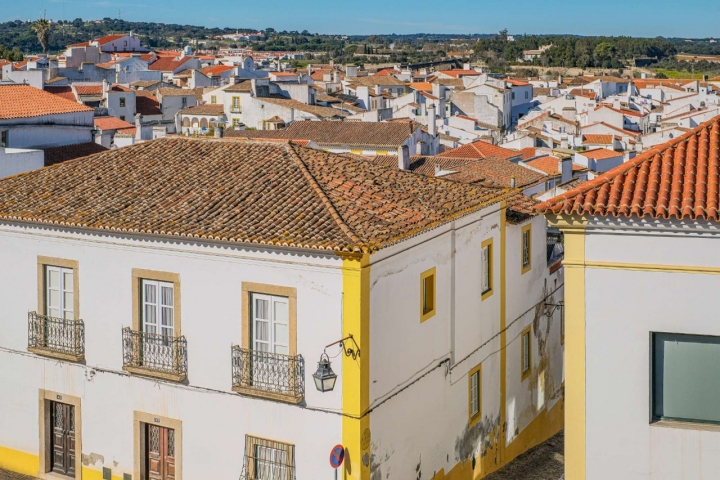 Desde el Templo de Diana se divisan las calles estrechas, la llanura del Alentejo y 20 siglos de historia