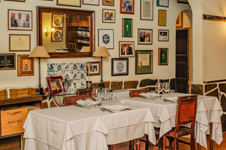 Las paredes del restaurante muestran con orgullo los recuerdos de la familia Fialho
