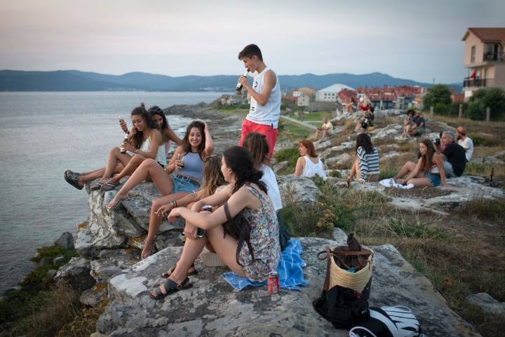 Chiringo do Fonforrón (Playa de Fonforrón): jóvenes tomando una cerveza