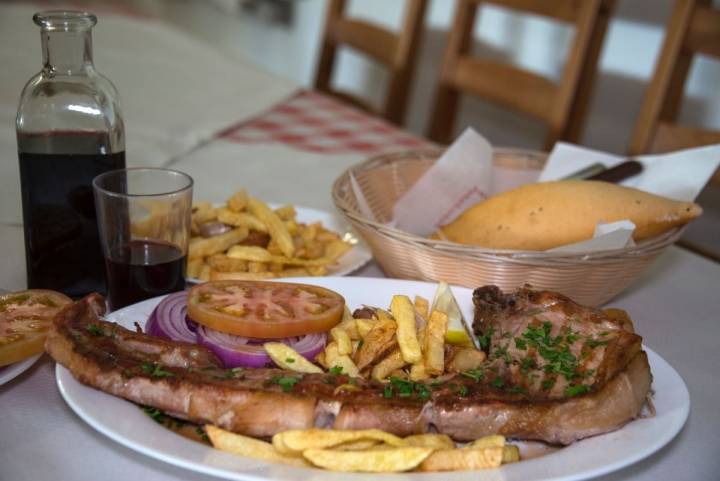 Plato de chuletón de cerdo de la granja El Cardón, de la zona de Teno, en Tenerife, del guachinche Quintero.