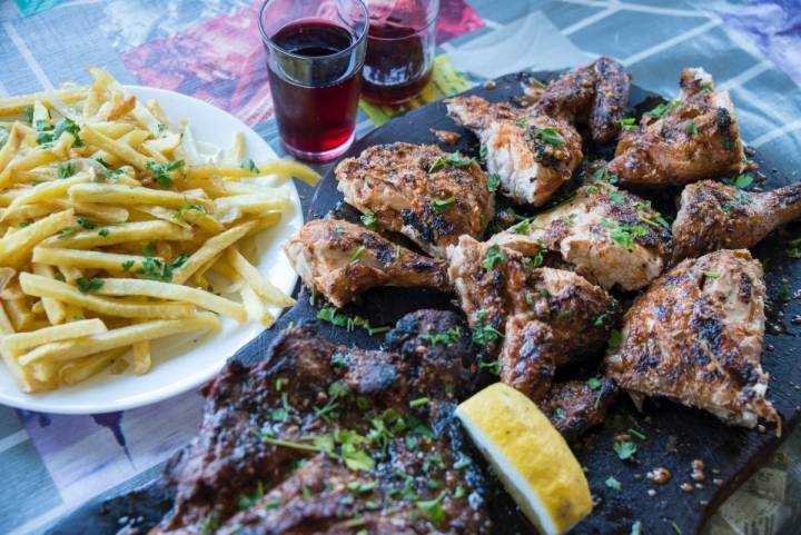 Bandeja de costilar de cerdo y pollo a la parrilla con patatas, plato estrella del guachinche Bodega El Zacatín, en Tenerife.