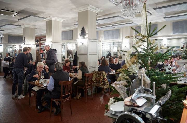 Ambiente navideño en el local.