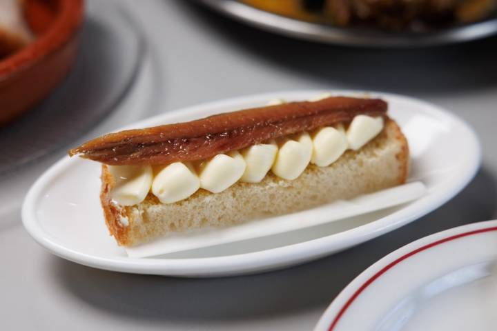 Tosta de anchoa y mantequilla.