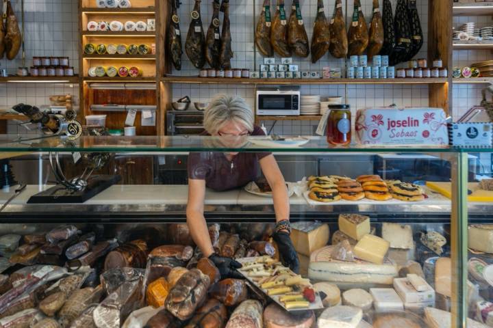 Mostrador de productos en Ultramarinos Pope (Valencia)