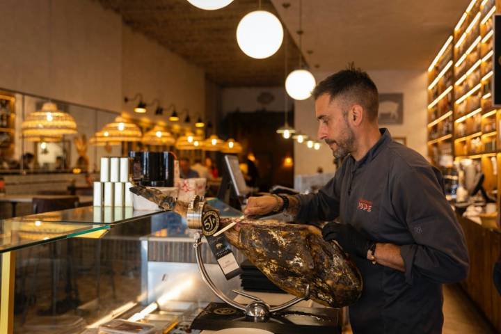 Cortador de jamón en Ultramarinos Pope (Valencia)