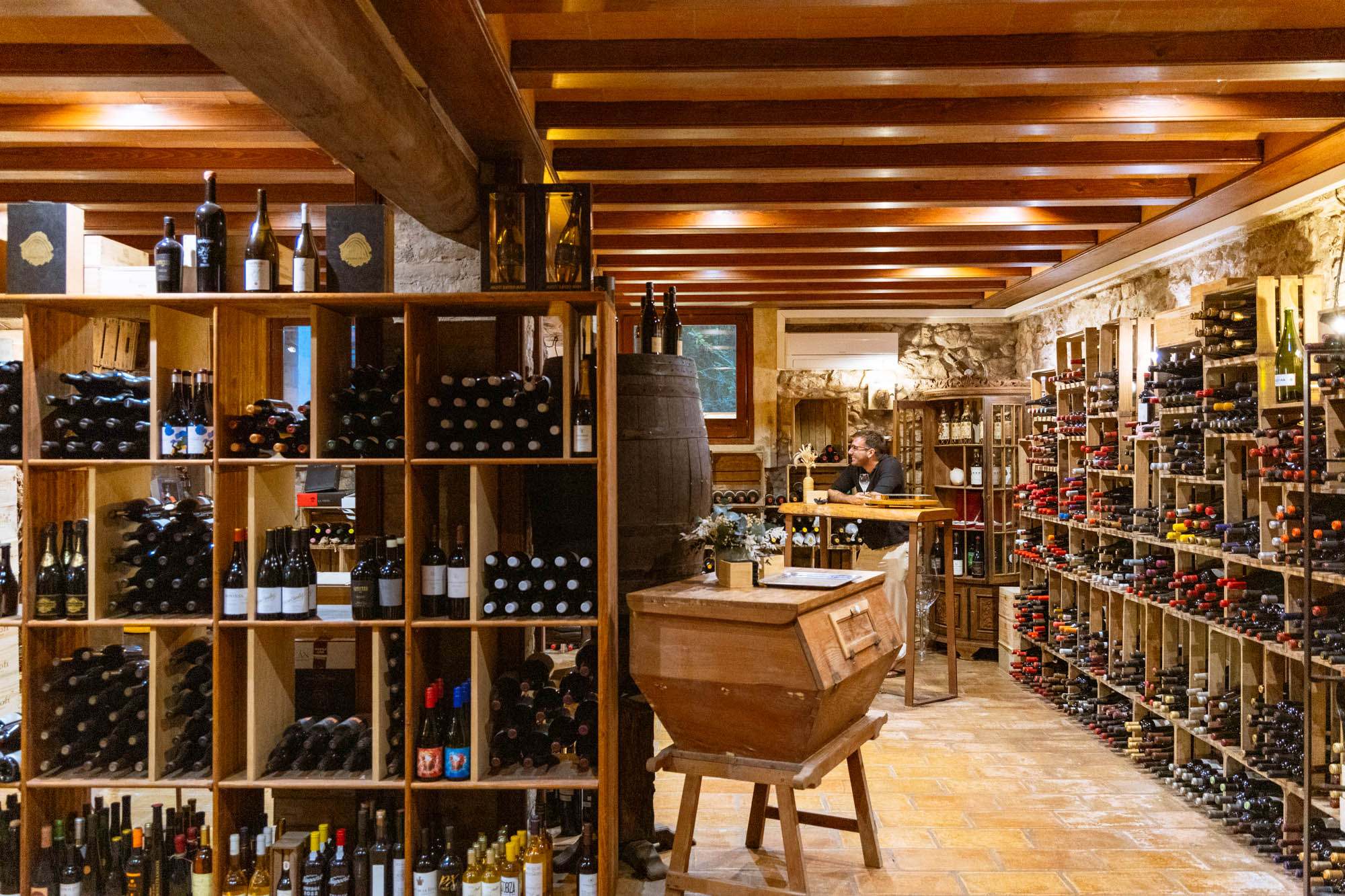 La bodega, con más de 600 referencias, se ubica en las antiguas caballerizas y fresqueras de la finca.