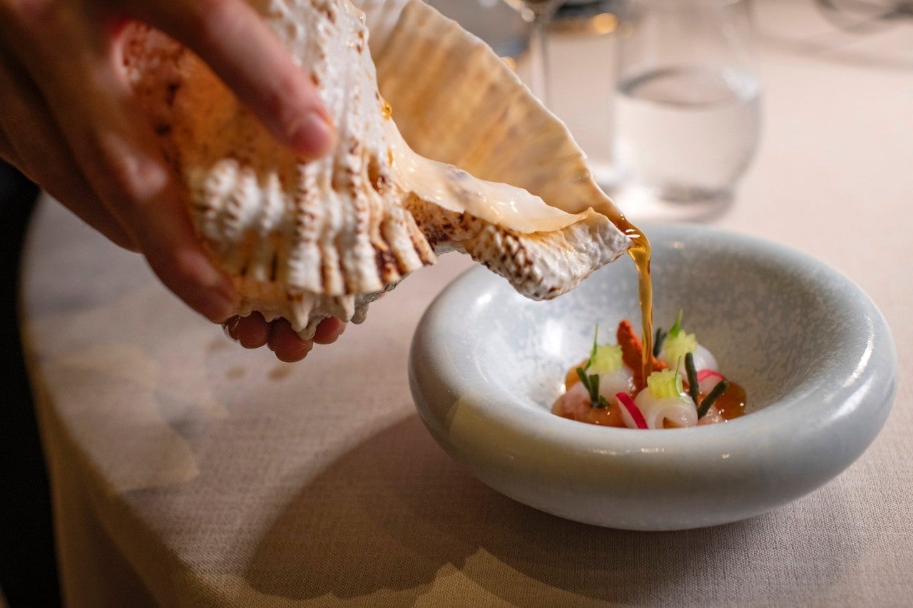 Ensalada avinagrada de marisco al Palo Cortado del restaurante 'Voro'.