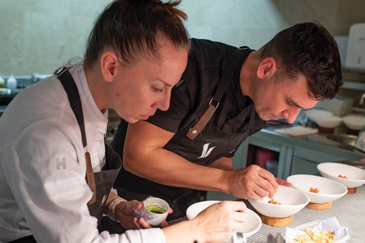 María Cano y Álvaro Salazar en la cocina del restaurante 'Voro'.