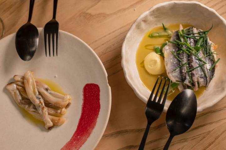 Navajas de Muros escabechadas al limón y ensaladilla rusa con boquerones.