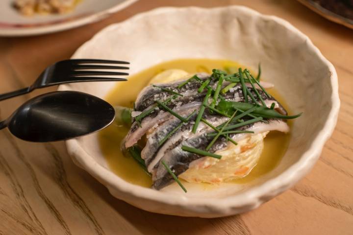 Ensaladilla rusa con boquerones y cebollino.