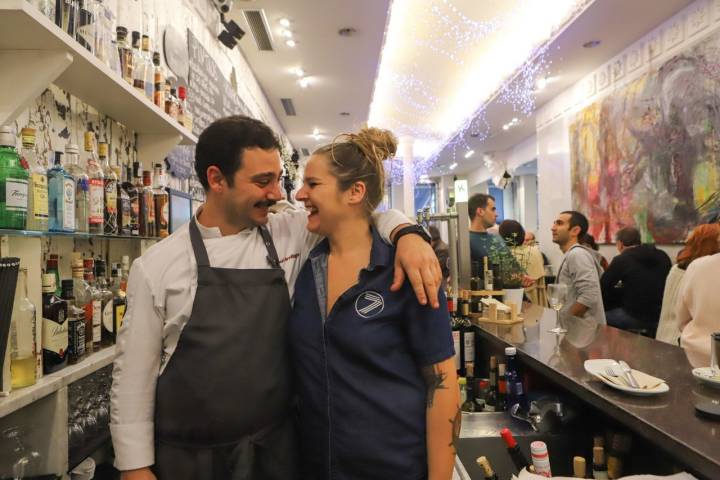 Paul y Maite dentro de una de esas barras de 'pintxos' imperdibles.