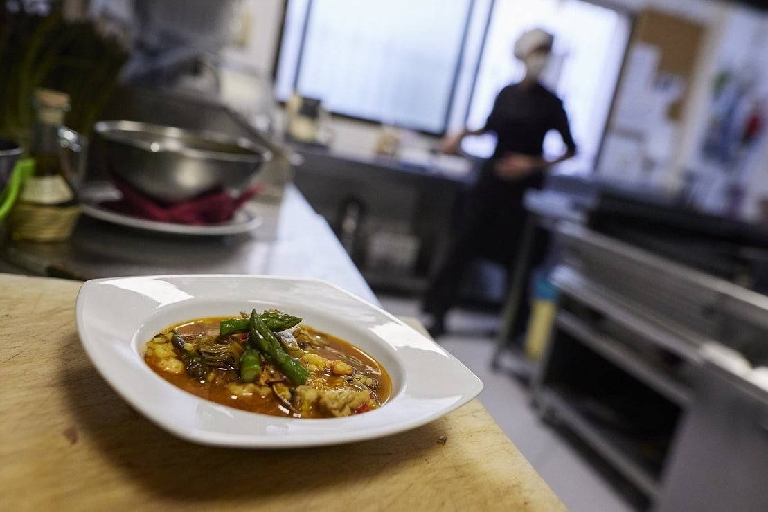 Un arroz de mar y montaña con esparrágos silvestres