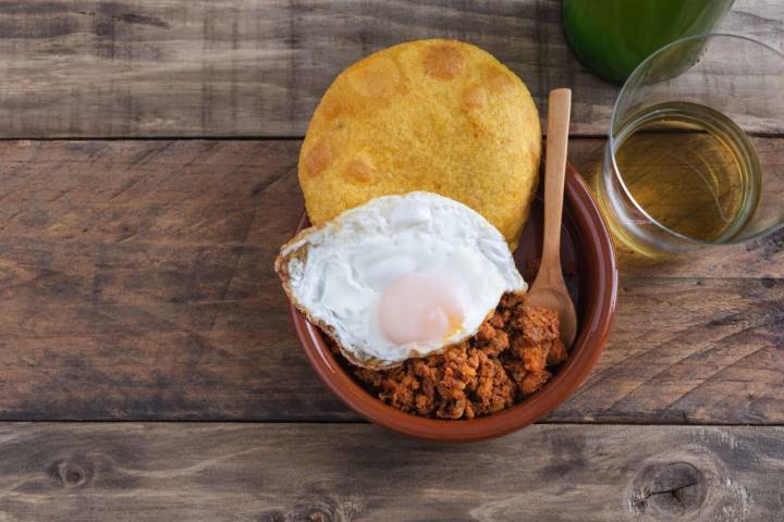 Tortos asturianos con picadillo y huevo frito.