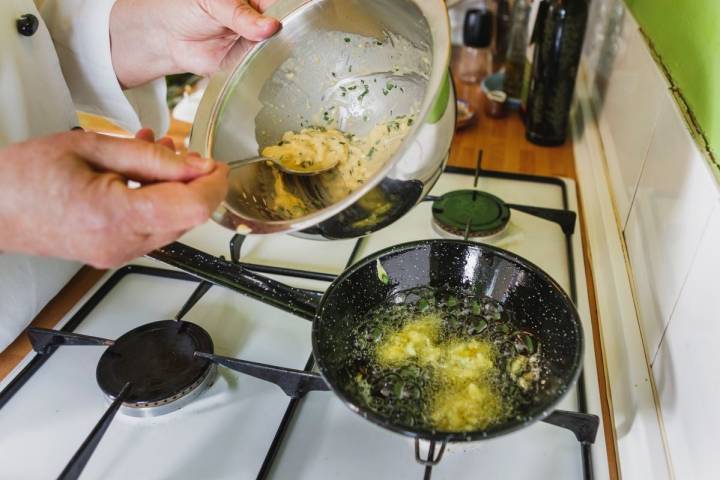 Firendo la masa del bacalao