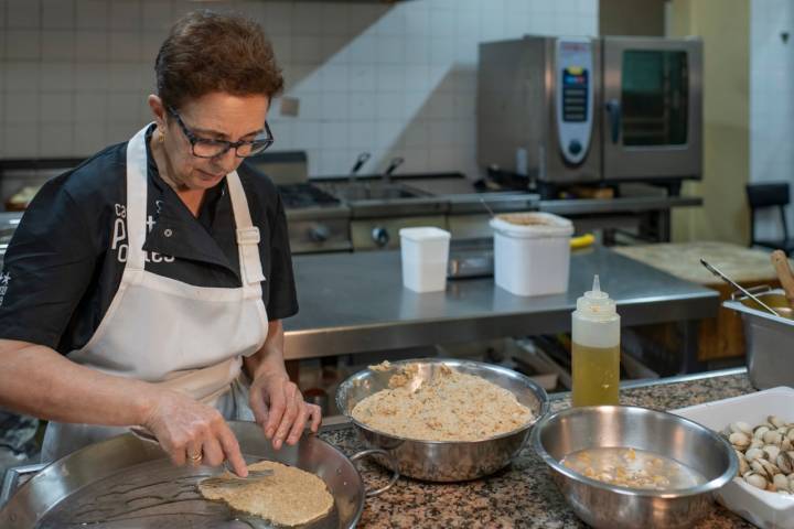 Empanada de maíz y berberechos parta baja masa