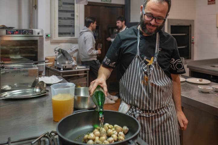 Arroz meloso con berberechos Fernando echando líquido