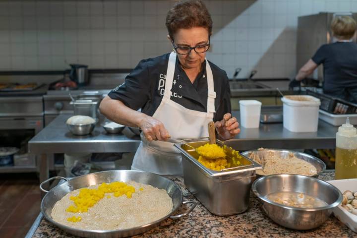 Empanada de maíz y berberechos cebolla