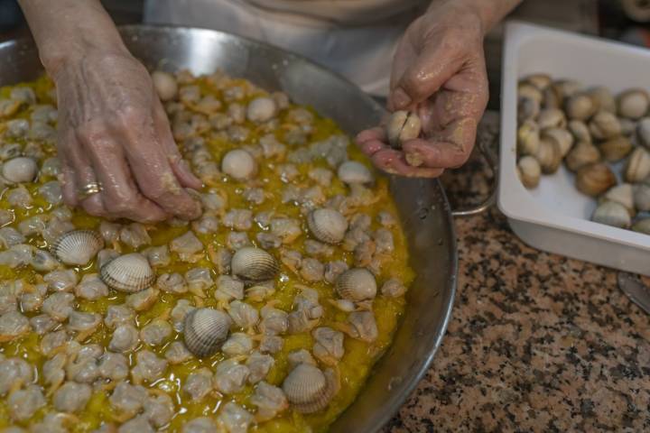 Empanada de maíz y berberechos berberechos