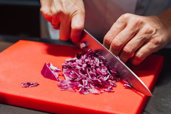 Receta con lombarda: picando la lombarda