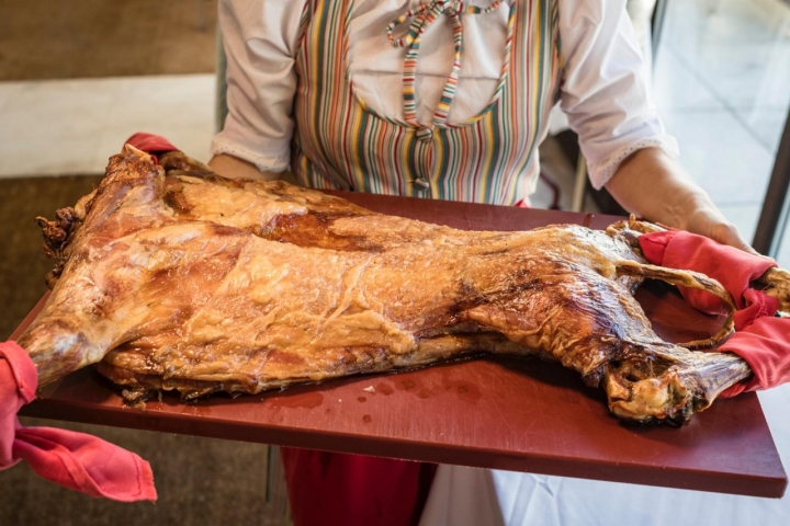 Cordereo lechal asado en el restaurante Landa.