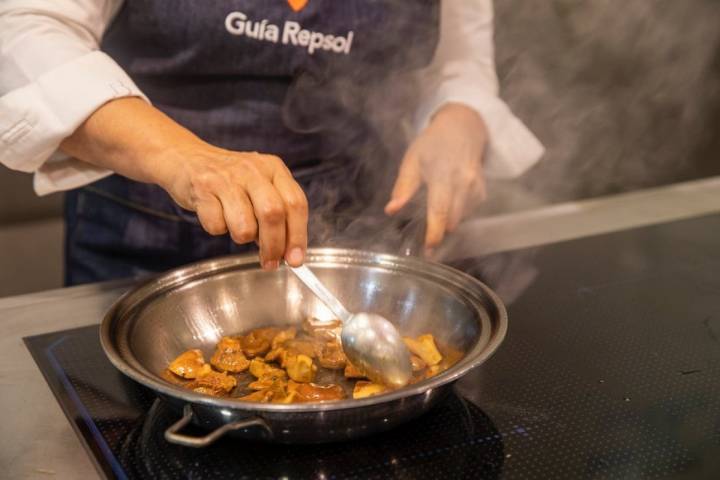 Receta de crema de alcachofas confitadas con níscalos: níscalos en la sartén