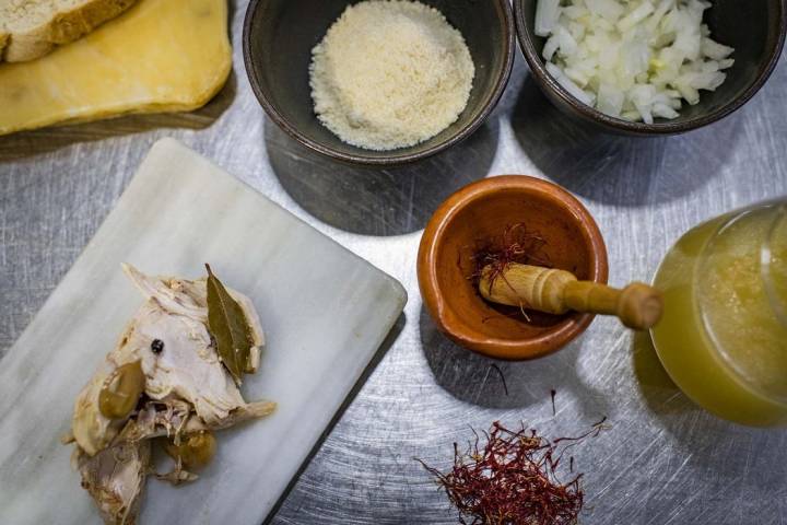 El azafrán y la perdiz en escabeche son los claros protagonistas de esta receta.